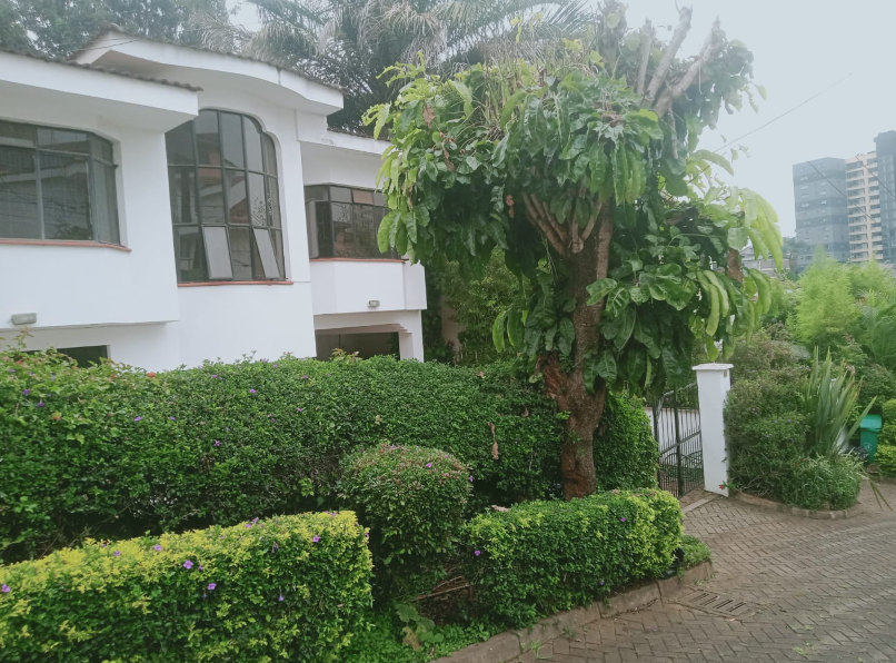 Family Friendly 5 Bedroom Maisonette with DSQ in Riverside