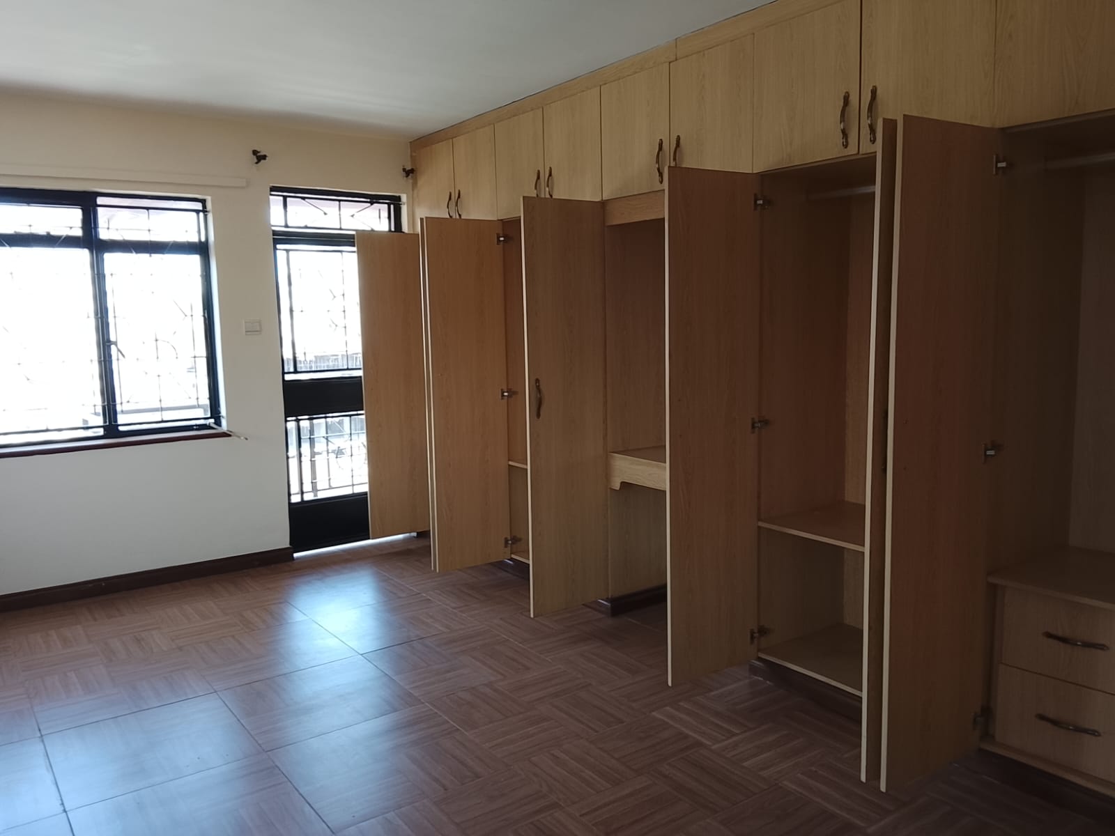 Prestigious 1,116 SQFT Office for Rent in Hurlingham