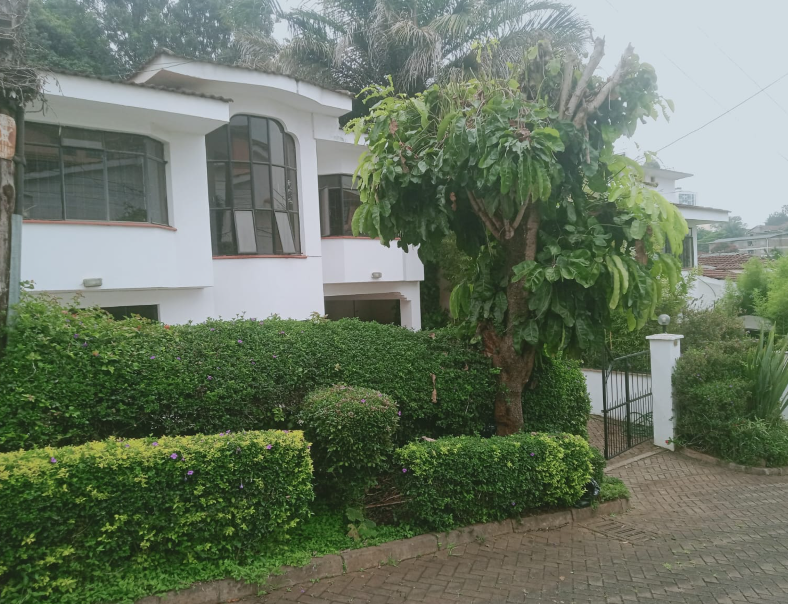 Family Friendly 5 Bedroom Maisonette with DSQ in Riverside