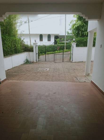 Family Friendly 5 Bedroom Maisonette with DSQ in Riverside