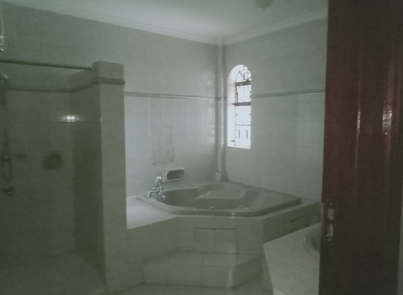 Family Friendly 5 Bedroom Maisonette with DSQ in Riverside