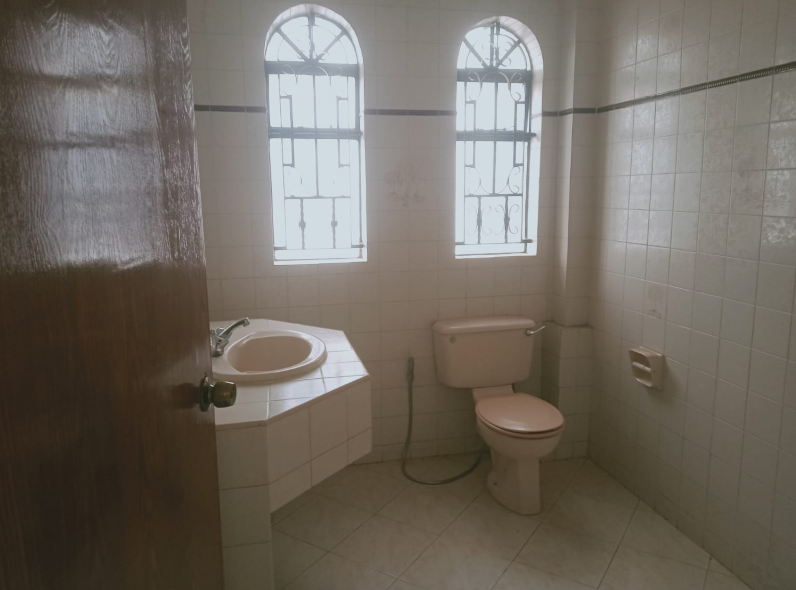 Family Friendly 5 Bedroom Maisonette with DSQ in Riverside